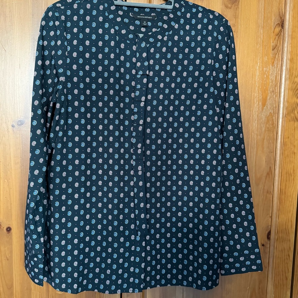 Banana Republic Navy Blouse with White Pattern Size M 20x26